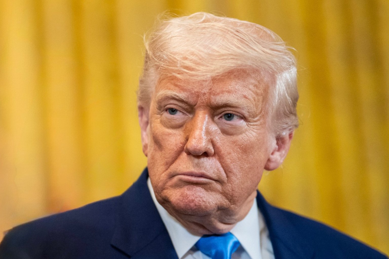 Trump Sugere a Zelensky Ceder Crimeia e Abandono da OTAN em Busca da Paz