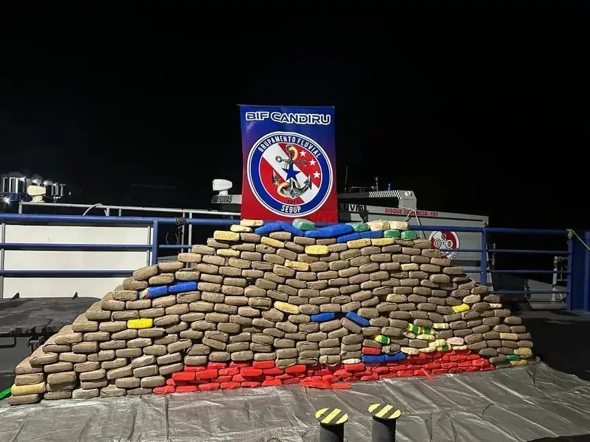 Operação na Amazônia flagra brasileiros e peruanos com 375 kg de drogas em lancha
