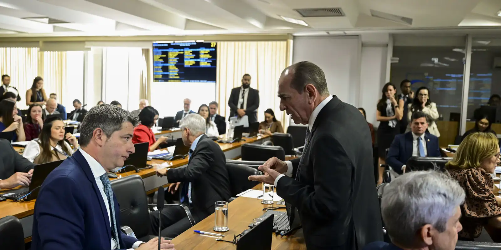 Reforma Eleitoral Aprovada no Senado: Código com 900 Artigos Promove Debate sobre Voto Impresso e Fake News