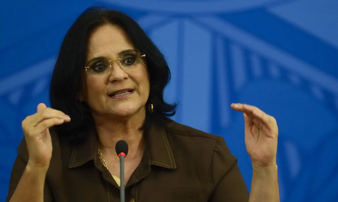 Senadora Damares Alves Revela Diagnóstico de Câncer e Inicia Tratamento
