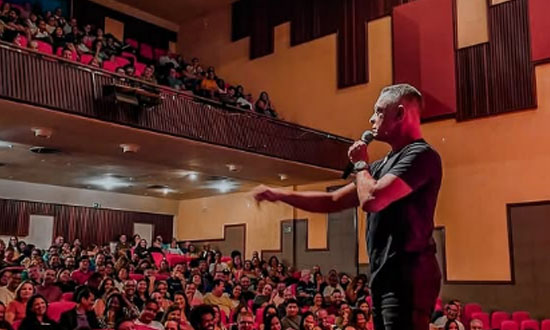 Renato Piaba Celebra 30 Anos de Humor em Aracaju com Show Imperdível no Teatro Atheneu