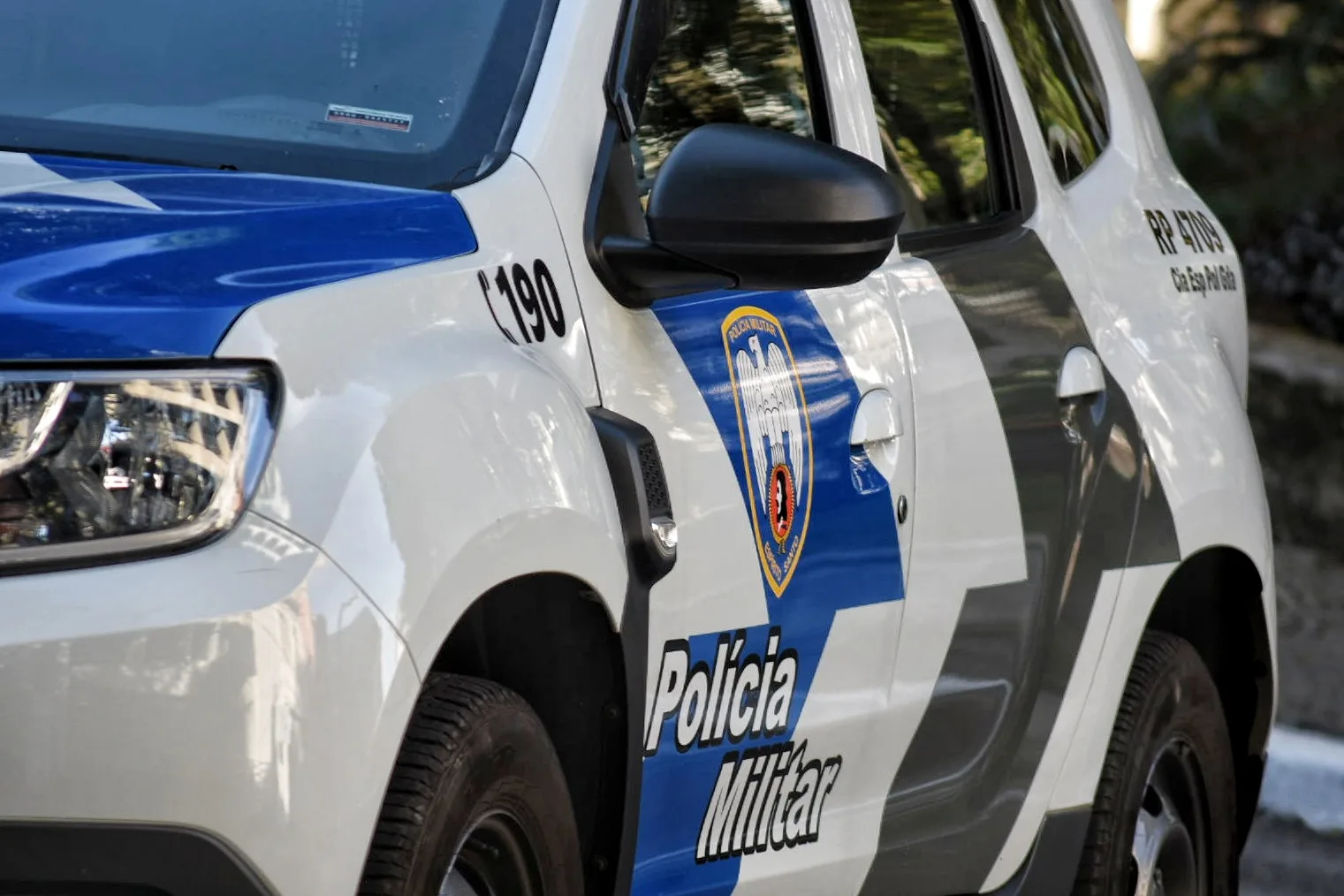 Violência em São Mateus: Três Baleados em Ataque a Bar por Encapuzados