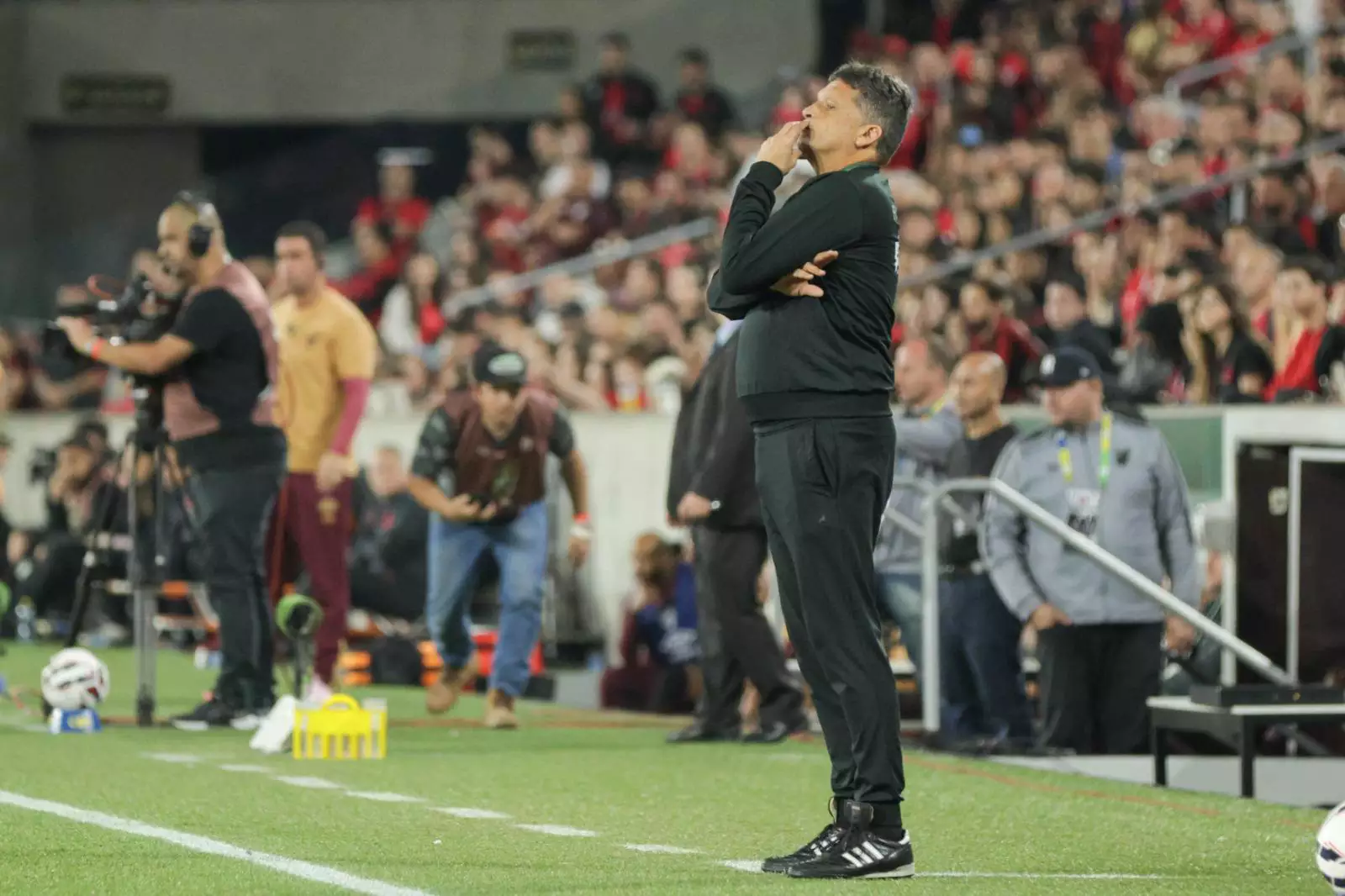 Liderança em Ação: Técnico do Paysandu Inspira Humildade e União no Clube
