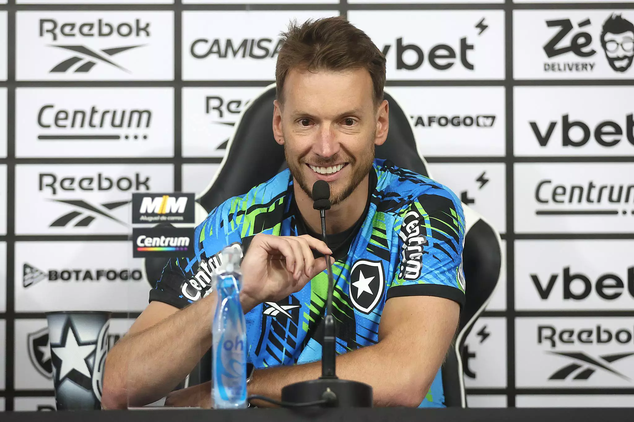 Neto chega ao Botafogo com ambição e promete elevar nível da disputa no gol: ‘Aqui pelo clube’