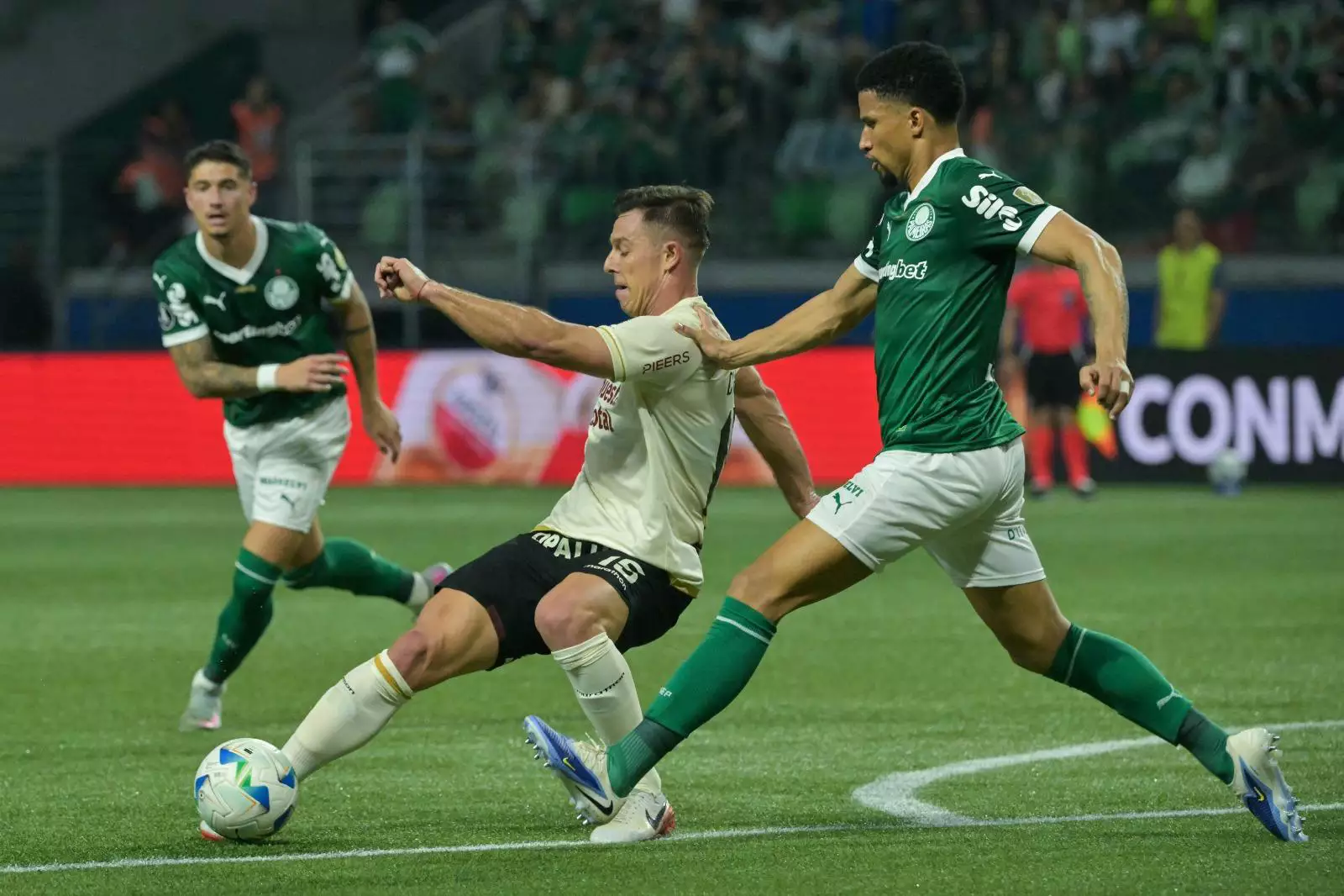 Palmeiras avança na Libertadores com atuação apática e frustra torcida no Allianz Parque