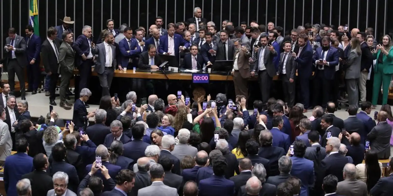 Juristas apontam quebra de decoro e prevaricação em protesto da oposição no Congresso