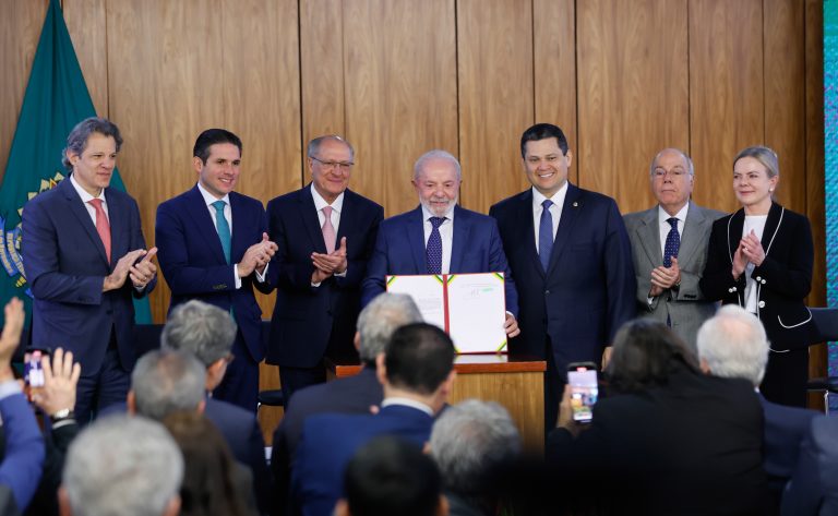 Câmara defende MP para blindar empresas brasileiras contra tarifas de Trump