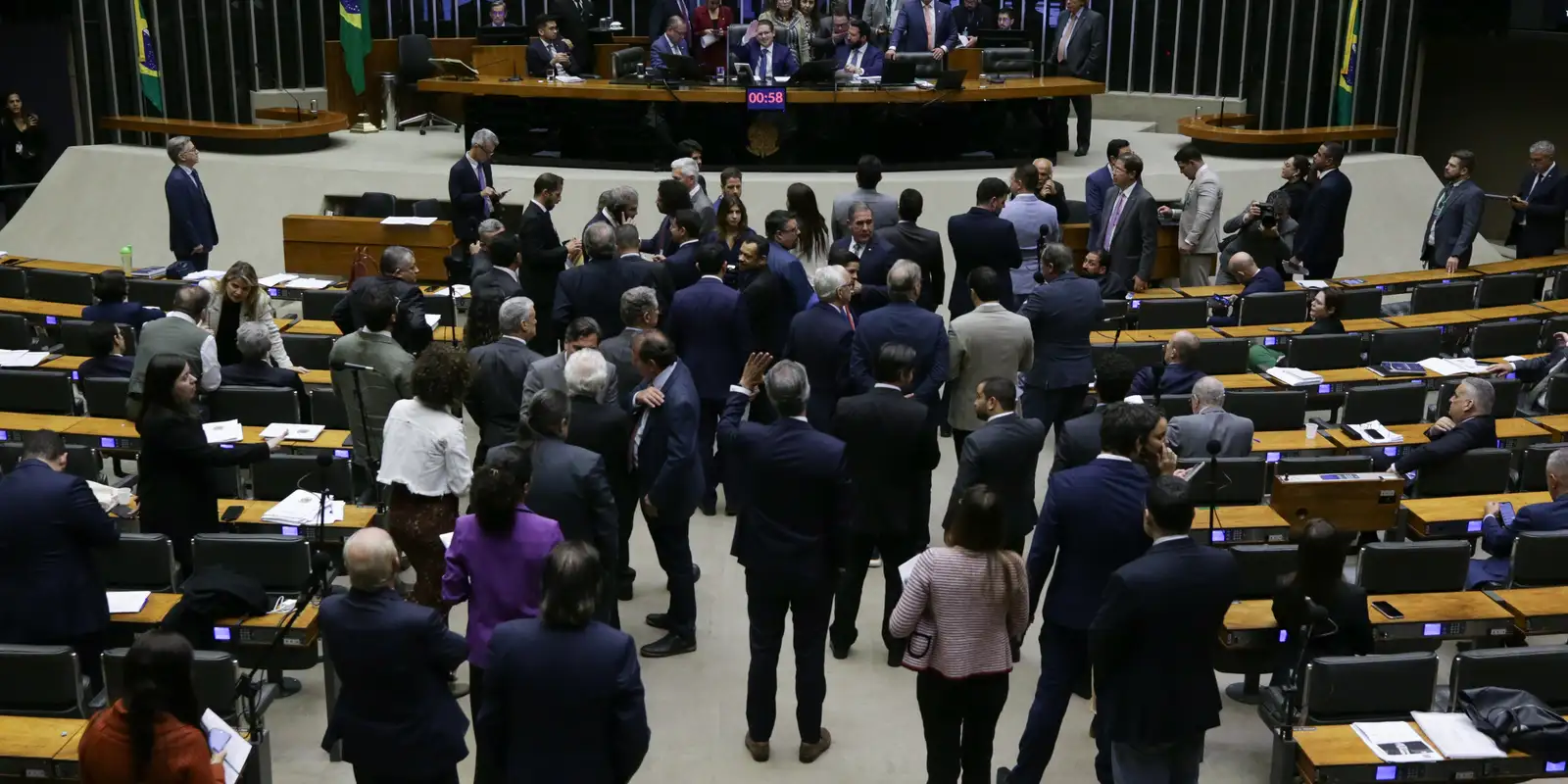 Câmara endurece regras: Projeto visa punir obstrução e agressão física no Legislativo