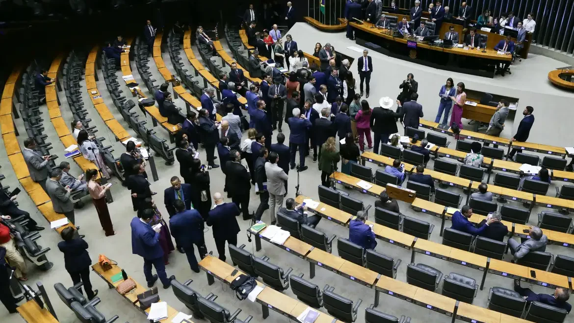 Câmara Acelera Votação de PL para Proteger Crianças Online Após Aumento Alarmante de Casos de Pornografia Infantil