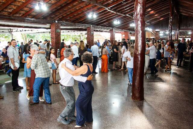 Aproximando Distâncias: Família se Reúne em Campo Grande para Celebrar 80 Anos de Seu Dedé
