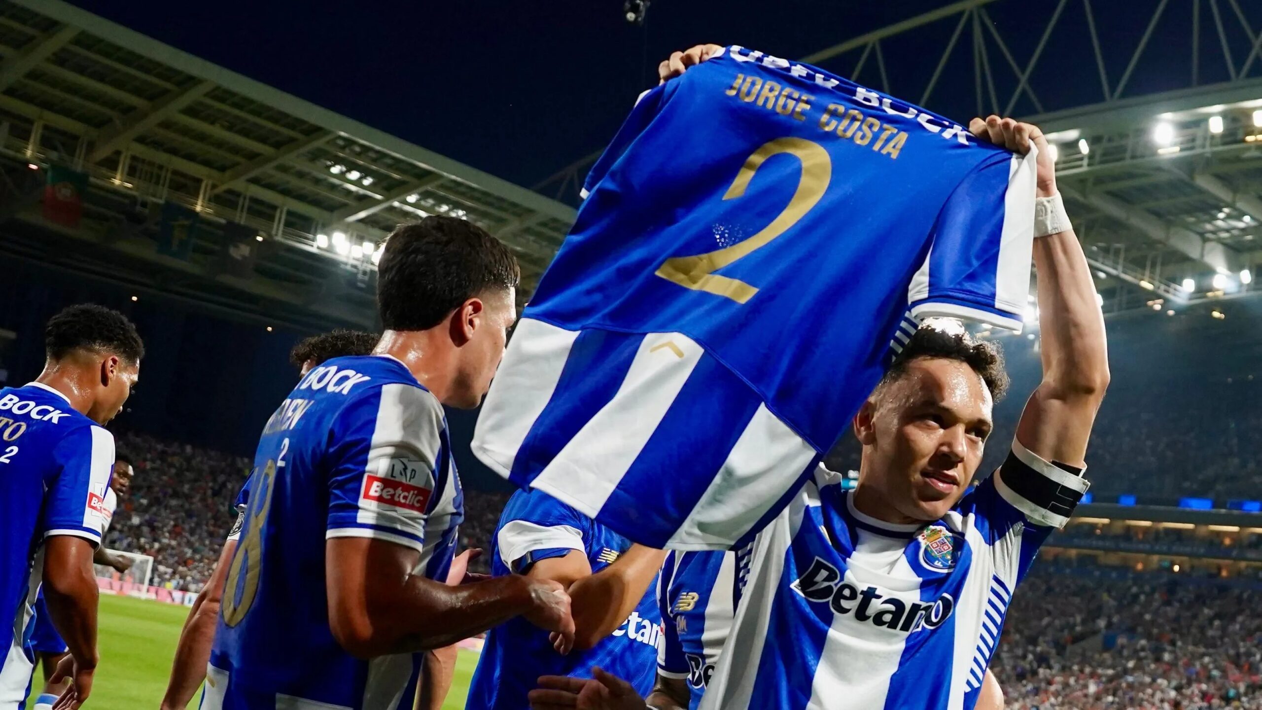 Porto estreia no Português com vitória e homenagem a Jorge Costa; ex-Grêmio, Pepê marca