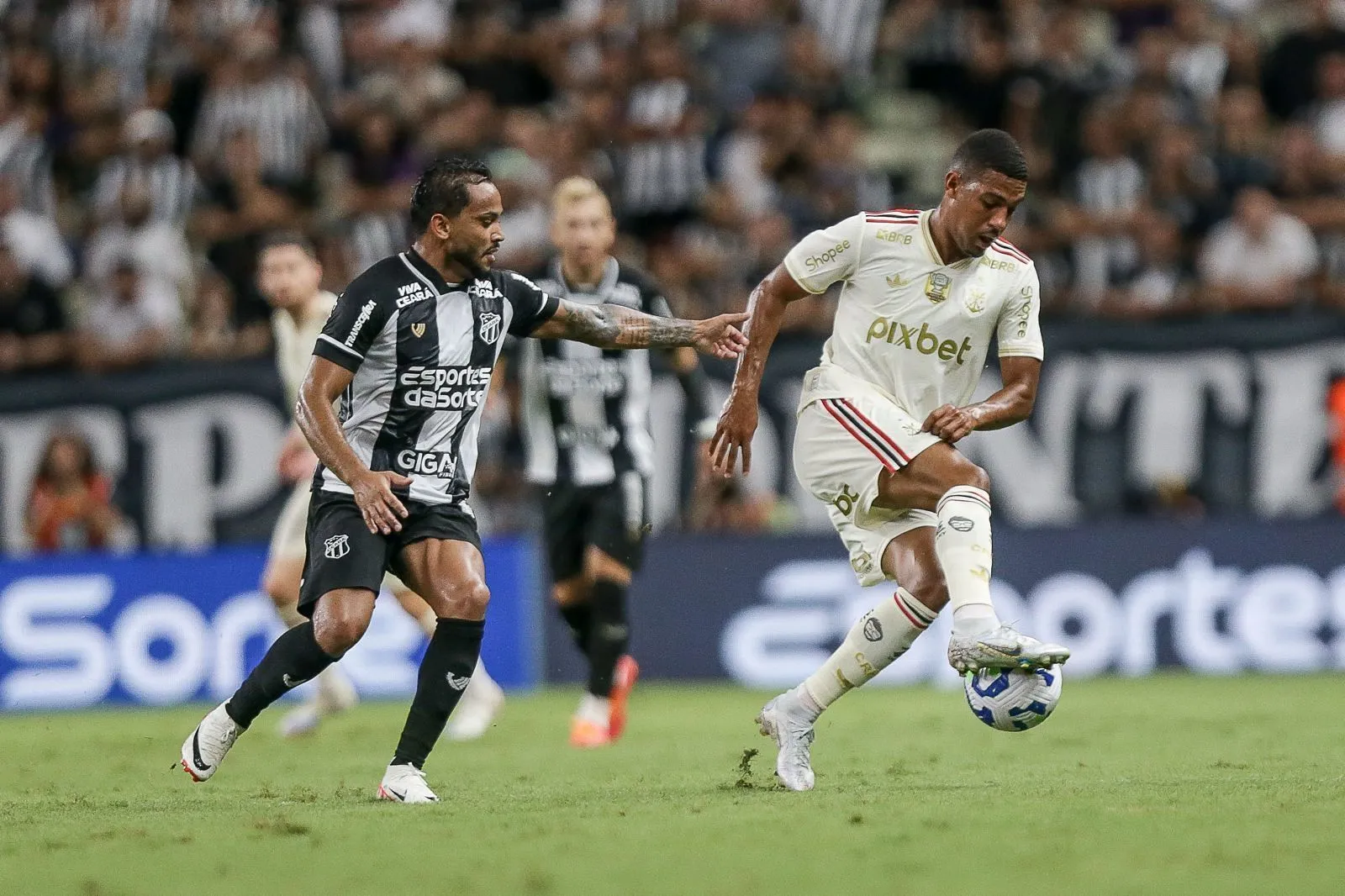 Liderança em Jogo: Flamengo Cede Empate ao Ceará e Vantagem no Brasileirão Diminui
