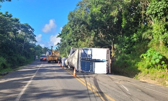 Acidente com carreta carregada de estruturas metálicas causa congestionamento na BR-101 em Estância