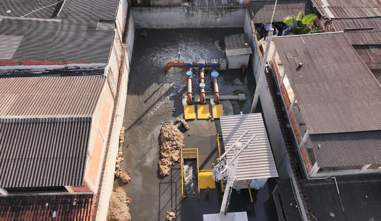 Esgoto invade ruas e isola moradores em Vila Velha: ‘Situação é recorrente’