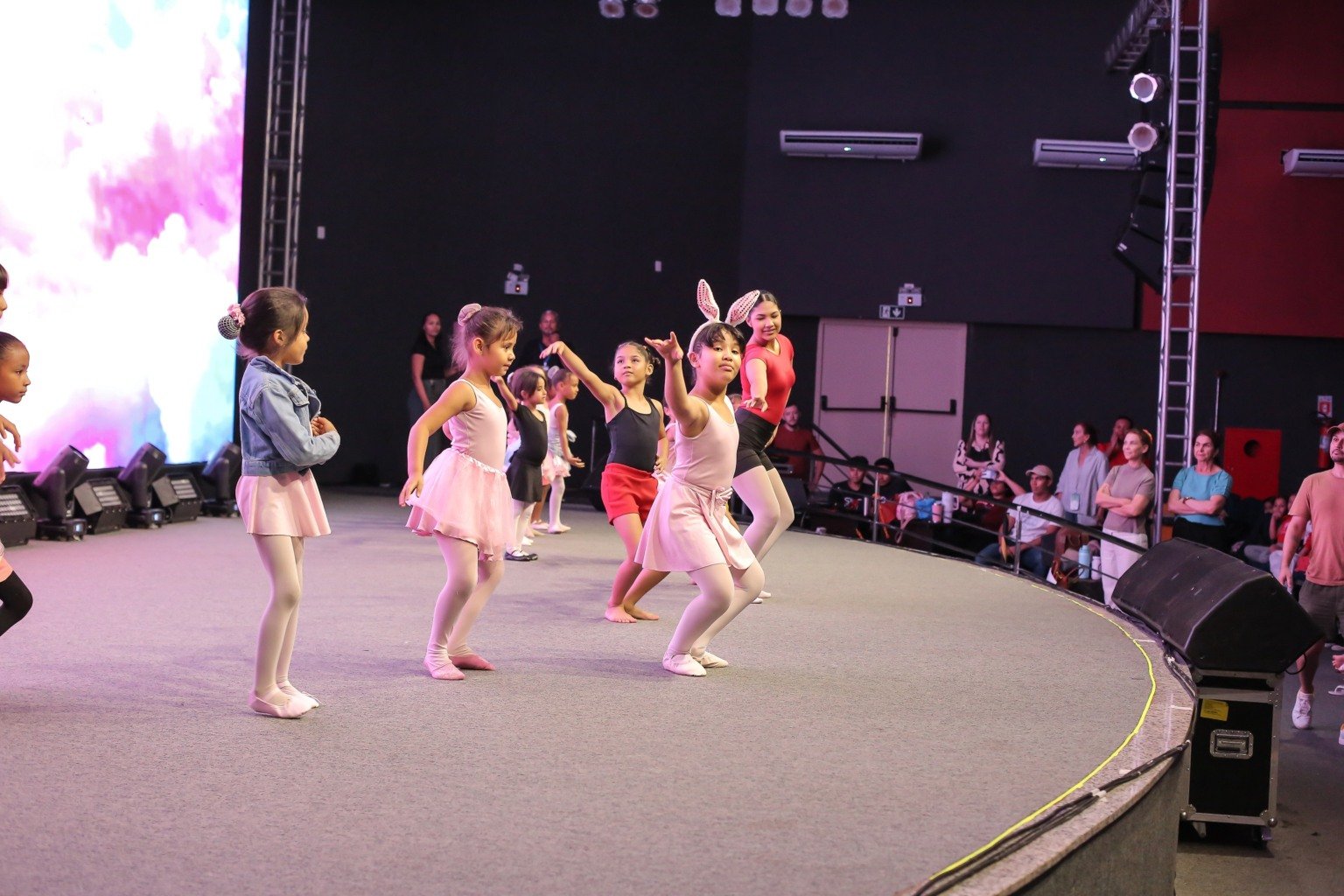 Balé ‘O Voo da Bailarina’ Encanta Plateia no CAF com Emoção e Sonhos