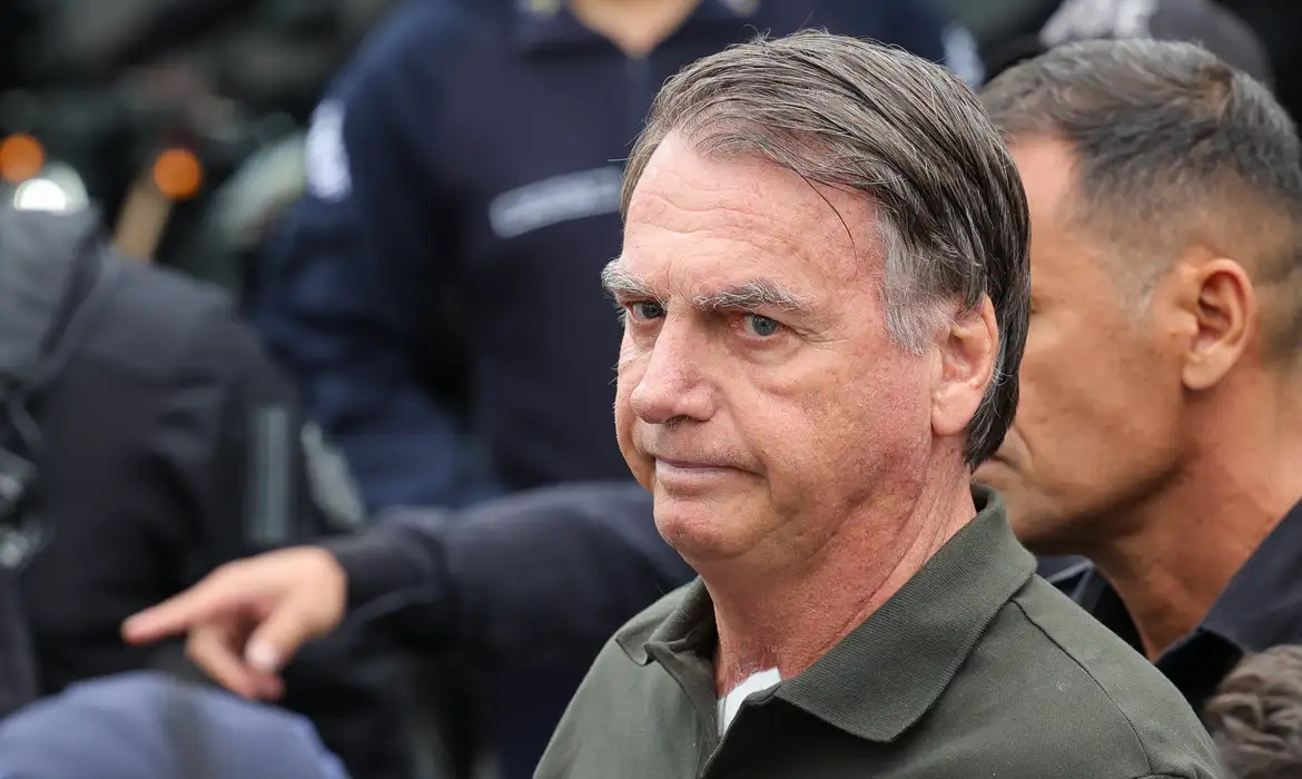 Bolsonaro Apresenta Sinais de Recuperação Após Internação por Mal-Estar em Brasília
