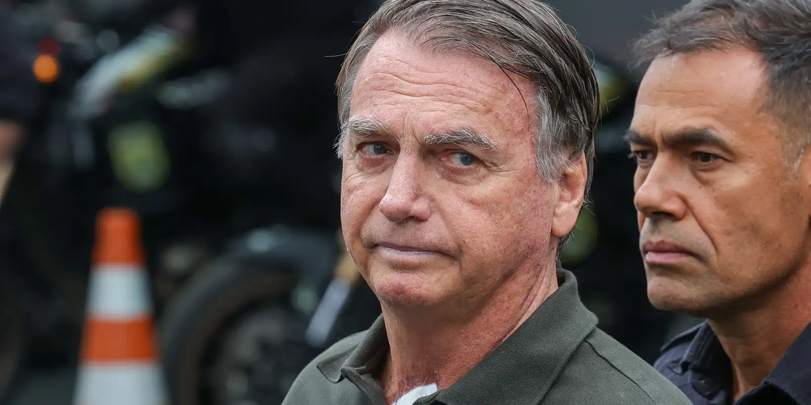 Bolsonaro Retorna à Prisão Domiciliar Após Remoção de Lesões na Pele e Exames