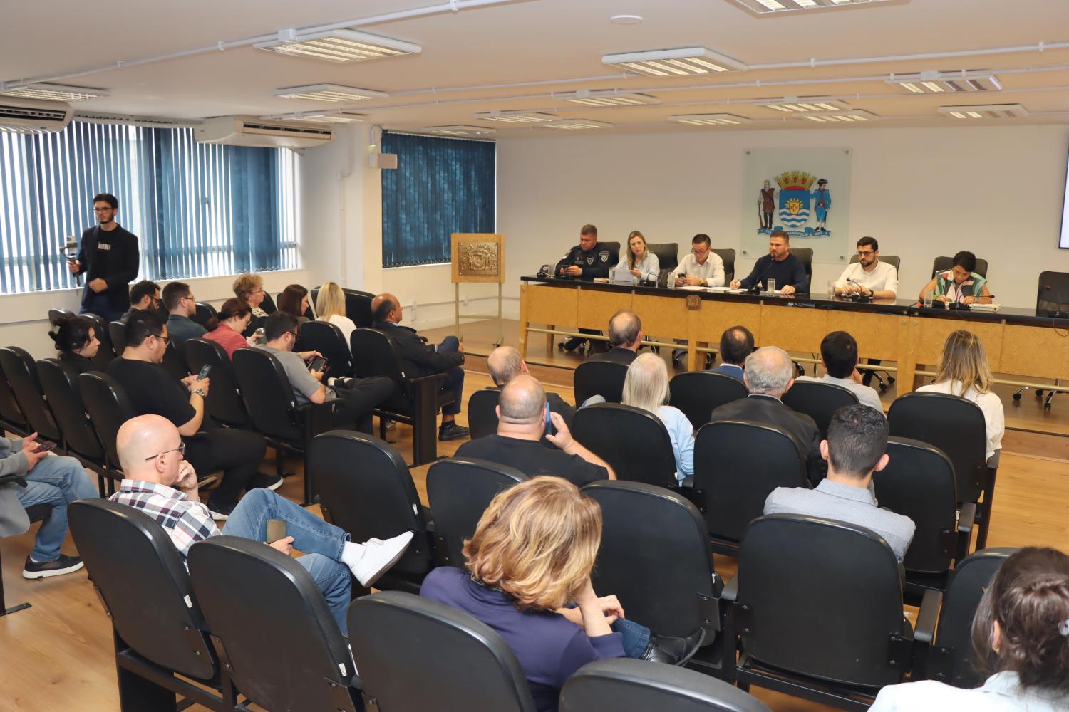 Florianópolis Debate Limites de Horário em Praças e Parques: Segurança e Uso Consciente em Pauta