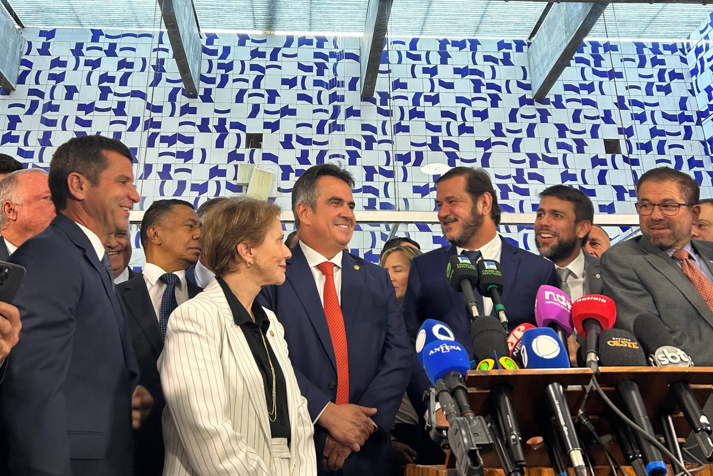União Brasil e PP falam em desembarque, mas mantêm ministérios e estatais