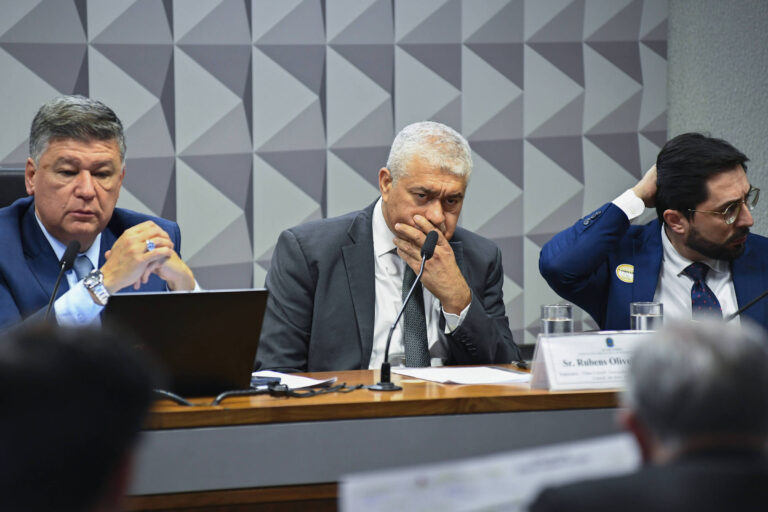 CPI do INSS prende operador em flagrante por omissão de informações