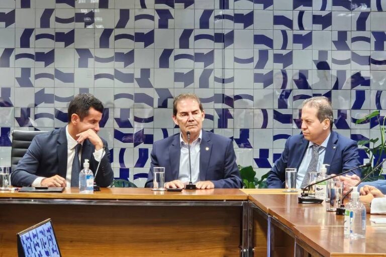 Paulinho articula apoio para reduzir penas de atos golpistas