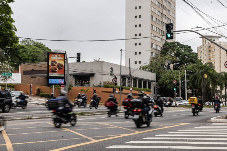 Quatro em cada dez motociclistas ultrapassam limites de velocidade em São Paulo