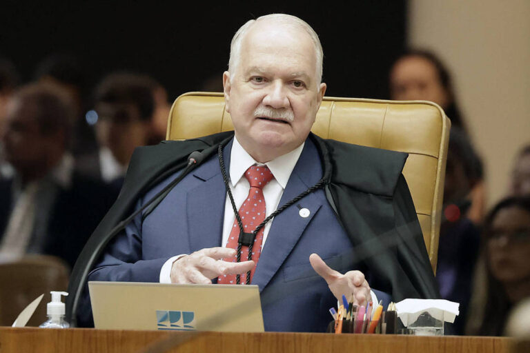 Edson Fachin toma posse no STF e defende distensão política