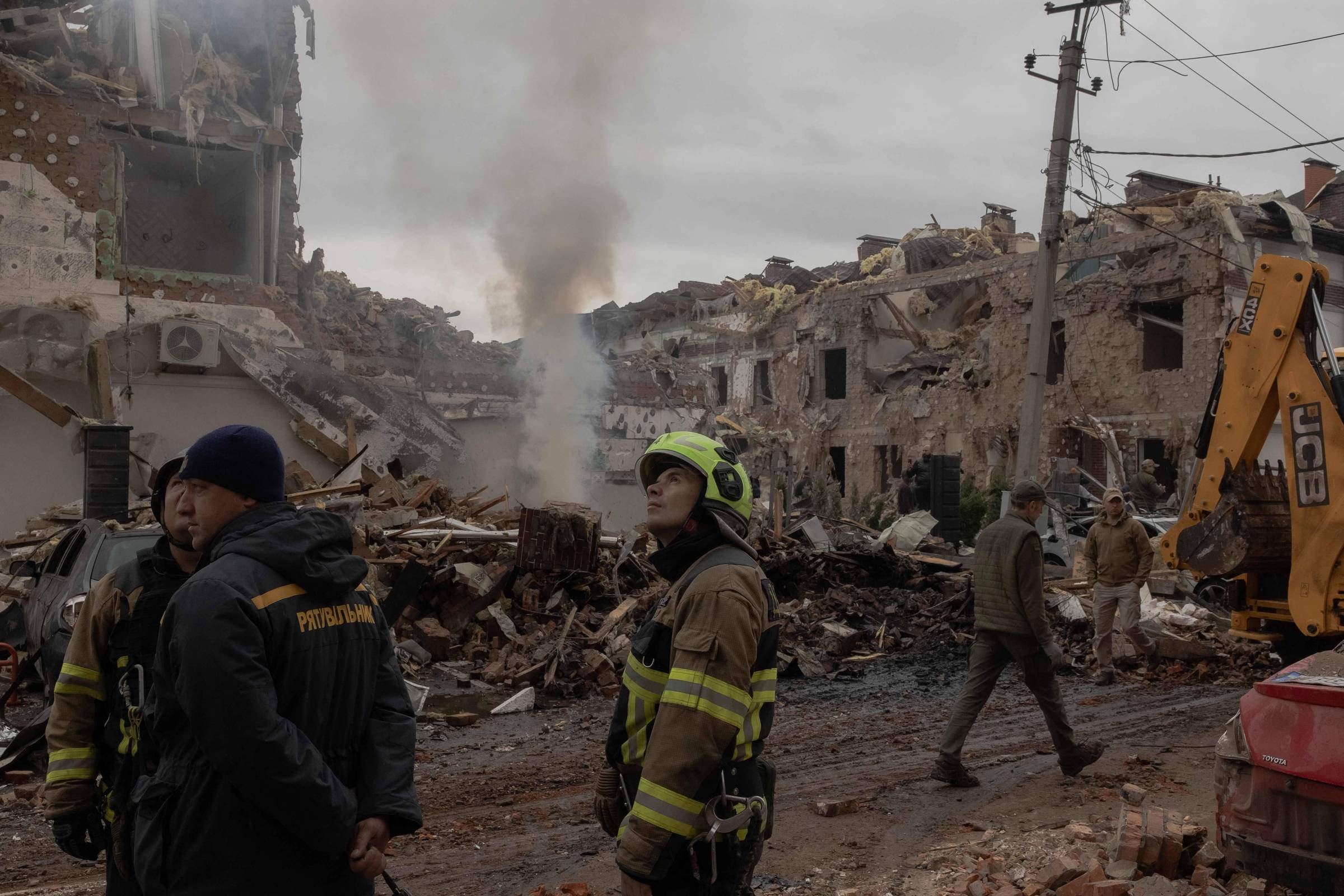 Intensa ofensiva aérea russa em Kiev deixa mortos e feridos