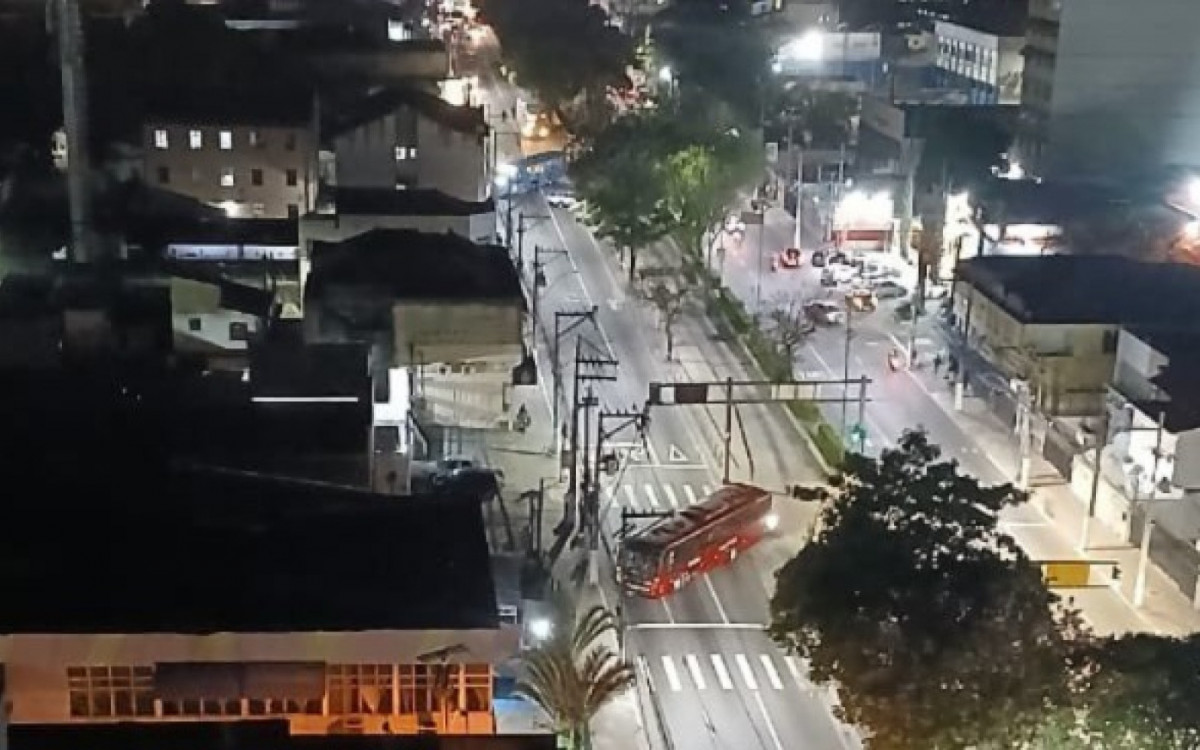 Niterói Sitiada: Criminosos Usam Ônibus e Barricadas para Bloquear Alameda São Boaventura em Represália à Ação Policial