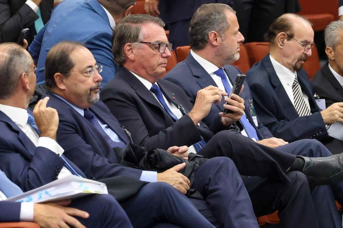 Bolsonaro Busca Autorização do STF para Encontro com Relator da Anistia Após Condenação