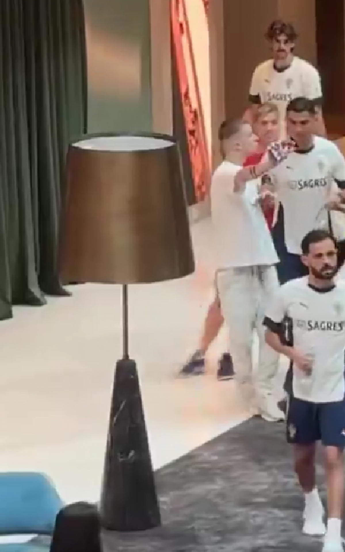 Cristiano Ronaldo Reage a Abordagem de Fã em Hotel na Armênia; Veja o Vídeo