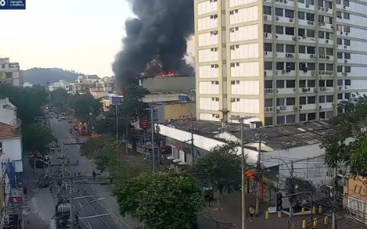 Fogo Devasta Loja na Freguesia: Estrada de Jacarepaguá Interditada