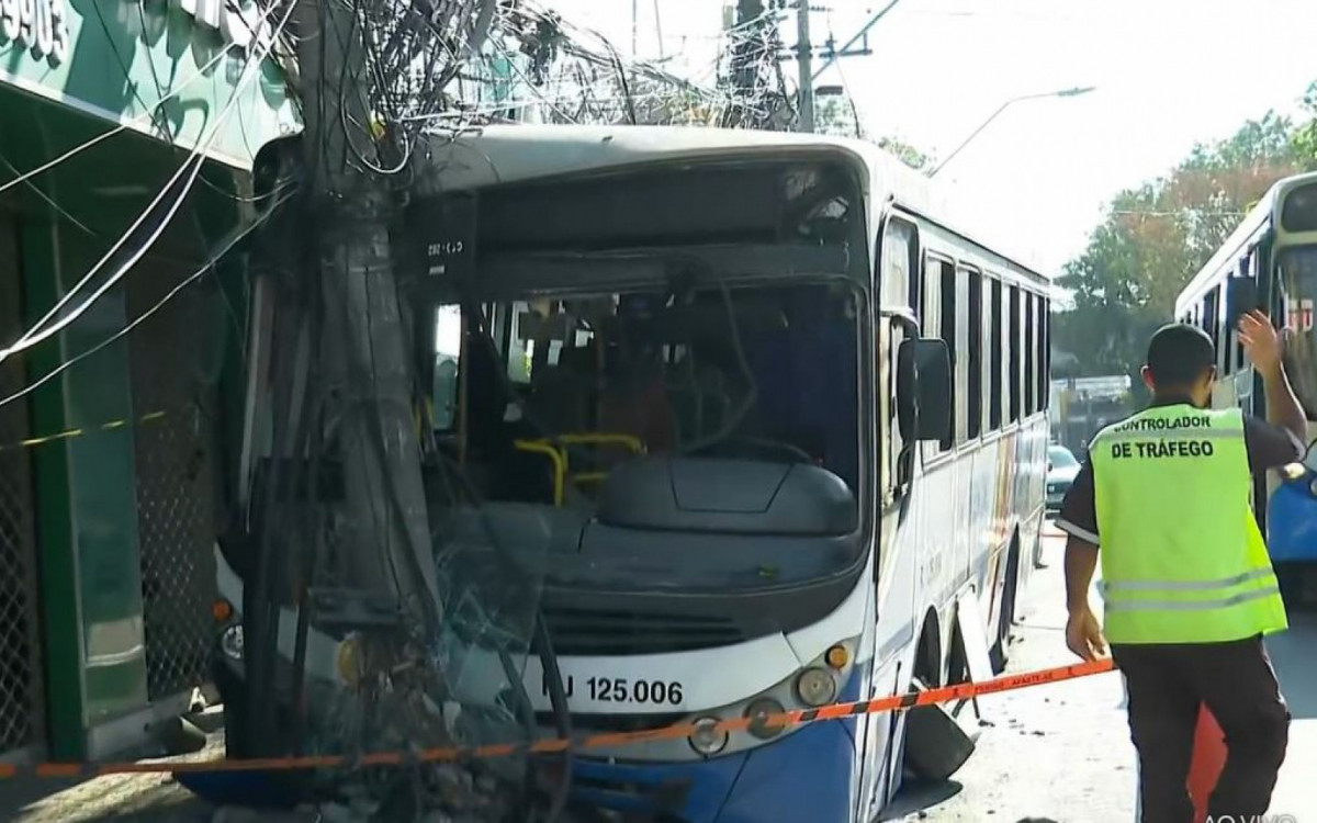 Ônibus colide com poste e deixa quatro mulheres feridas em Nova Iguaçu
