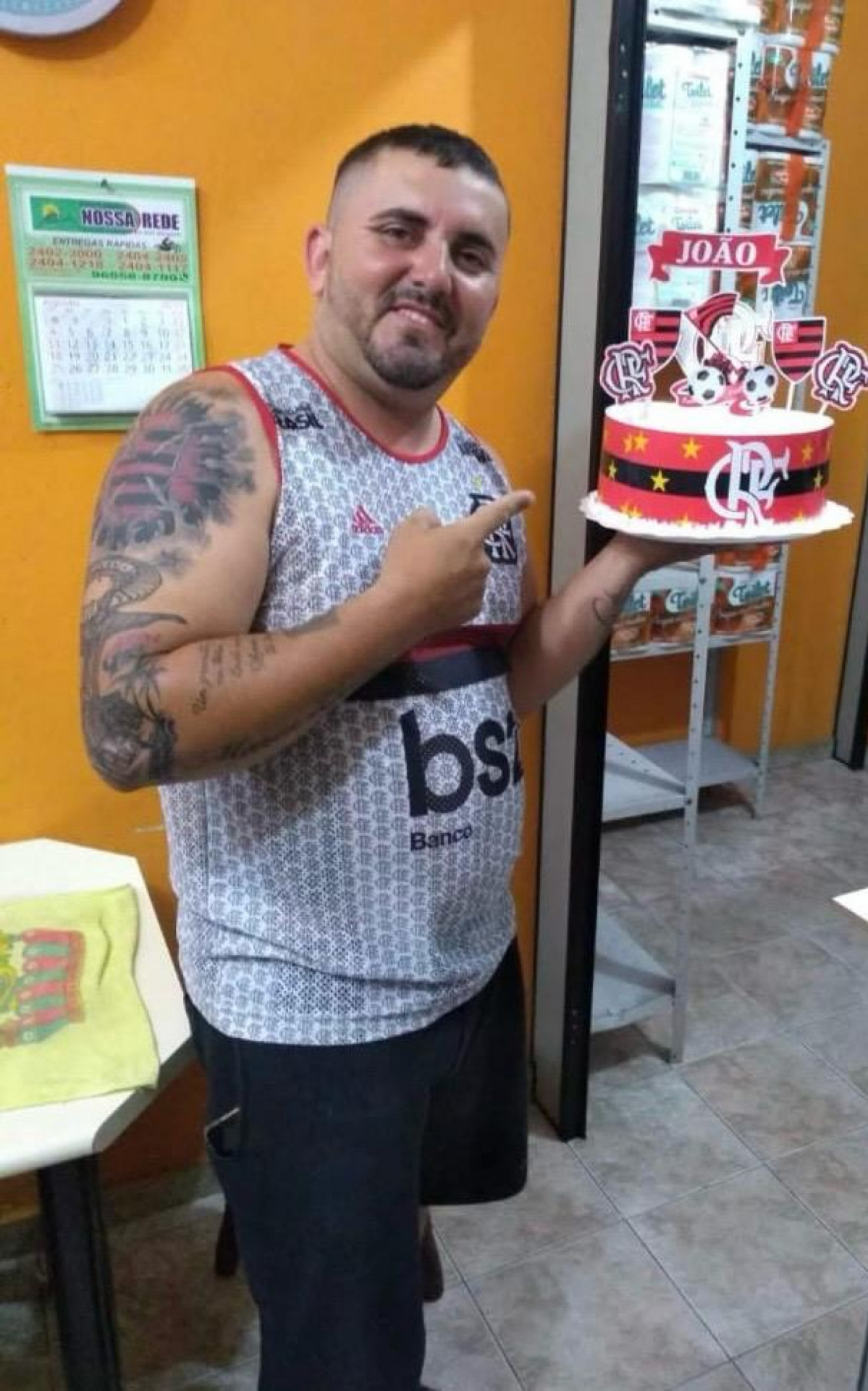 Da Cruz de Malta ao Rubro-Negro: Torcedor Apaga Tatuagem do Vasco e Declara Amor ao Flamengo