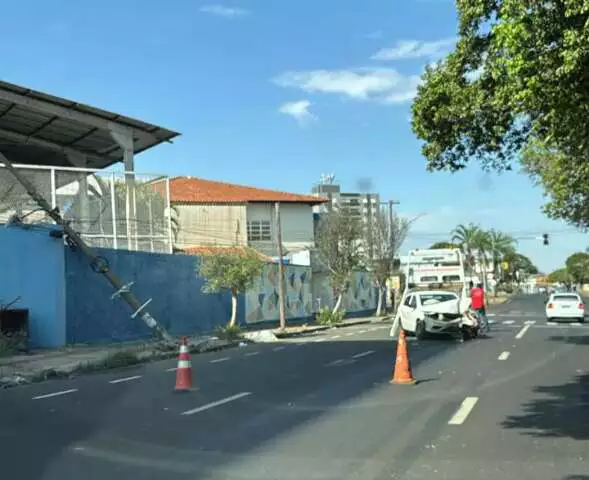 Madrugada de Caos: Motorista Derruba Poste e Deixa Vila Glória no Escuro