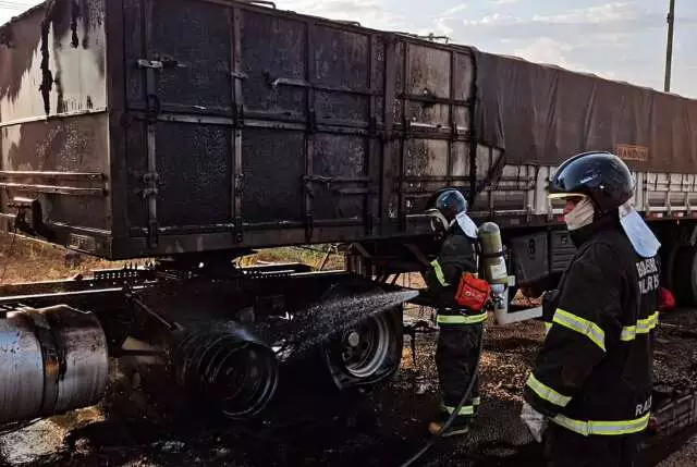Heróis do Campo Evitam Tragédia: Pneu Estourado Incendeia Carreta na BR-163, Mas Ação Rápida Salva Carga de Milho