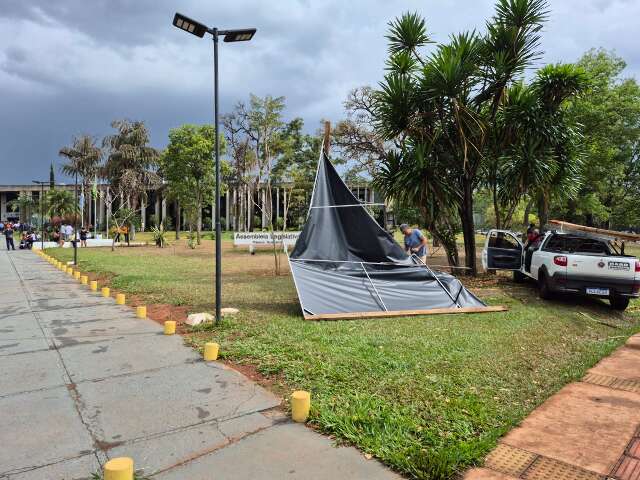 Tempestade Surpreende Campo Grande: Ventos Fortes Cancelam Voos e Derrubam Outdoor
