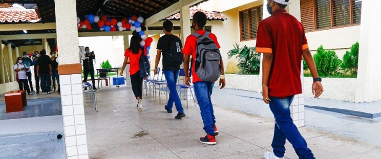 Racismo e Pobreza: Estudo revela barreiras para a educação de jovens e adultos no Brasil