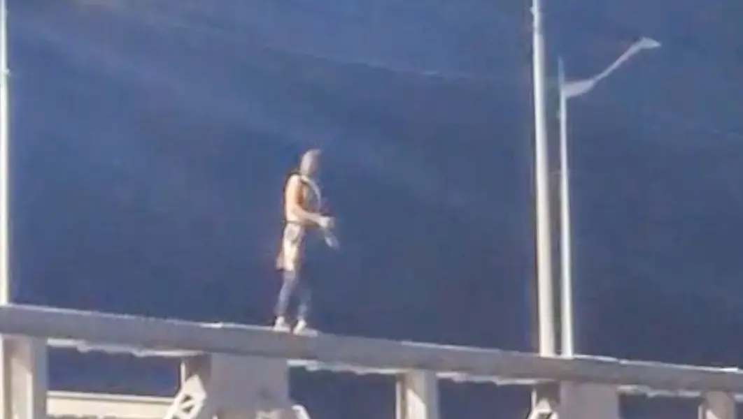 Acrobacia Perigosa: Homem é flagrado dançando e fumando em ponte de Rio Branco