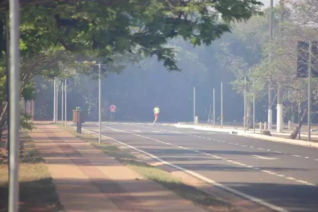 Fumaça de Incêndio Afasta Público e Revela Descaso no Parque dos Poderes em Campo Grande