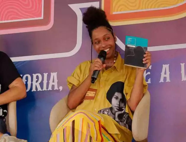 Maria Carol desafia a neutralidade e encontra na poesia a voz da resistência: ‘Não me interessa ser neutra’