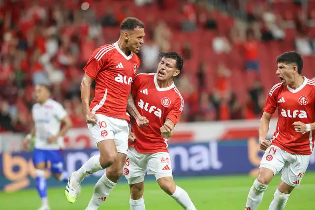 Inter Supera Fortaleza em Jogo Morno no Beira-Rio com Gol Decisivo de Vitinho
