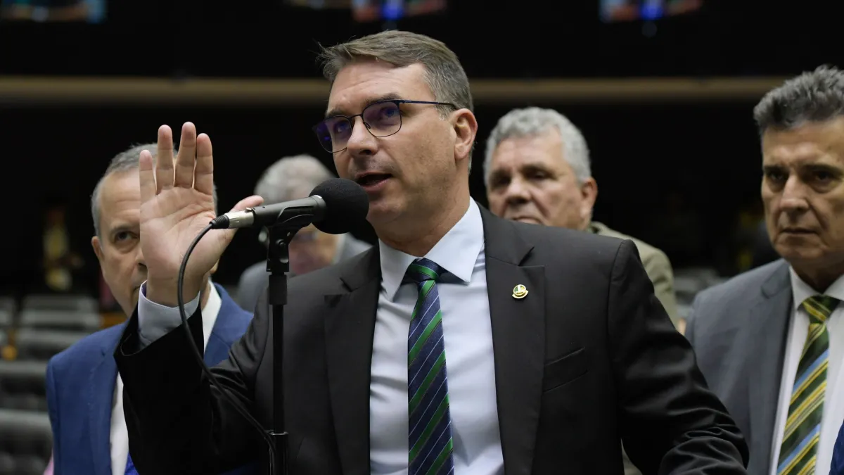 Flávio Bolsonaro Ataca STF na Itália: ‘Supremo Manda no Congresso Nacional’