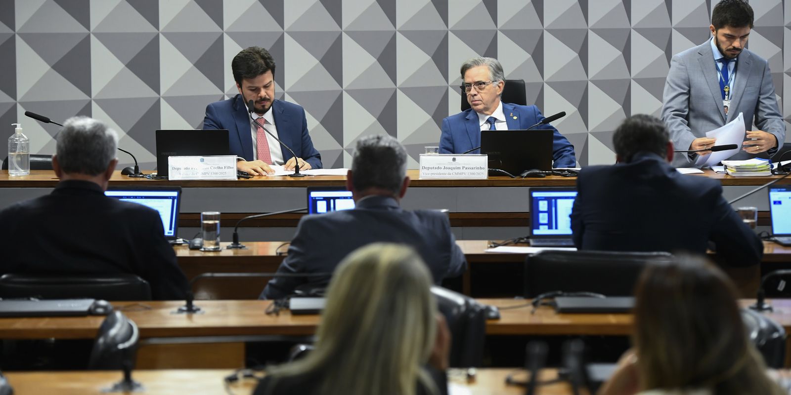 Contas de Luz Gratuitas: Comissão do Congresso Aprova Isenção para Famílias de Baixa Renda