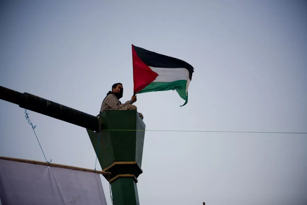 Onda de Reconhecimento: Reino Unido, Austrália e Canadá Abalam Cenário Diplomático ao Reconhecerem o Estado da Palestina