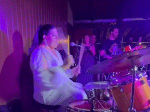Noiva Surpreende Baterista com Apresentação Secreta e Romântica no Casamento