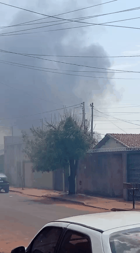 Fumaça Tóxica Invade Casas no Jardim Noroeste Após Incêndio em Área de Mata