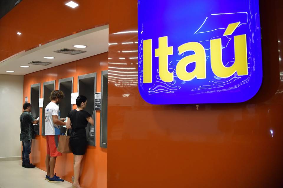 Itaú promove demissões em massa por alinhamento cultural