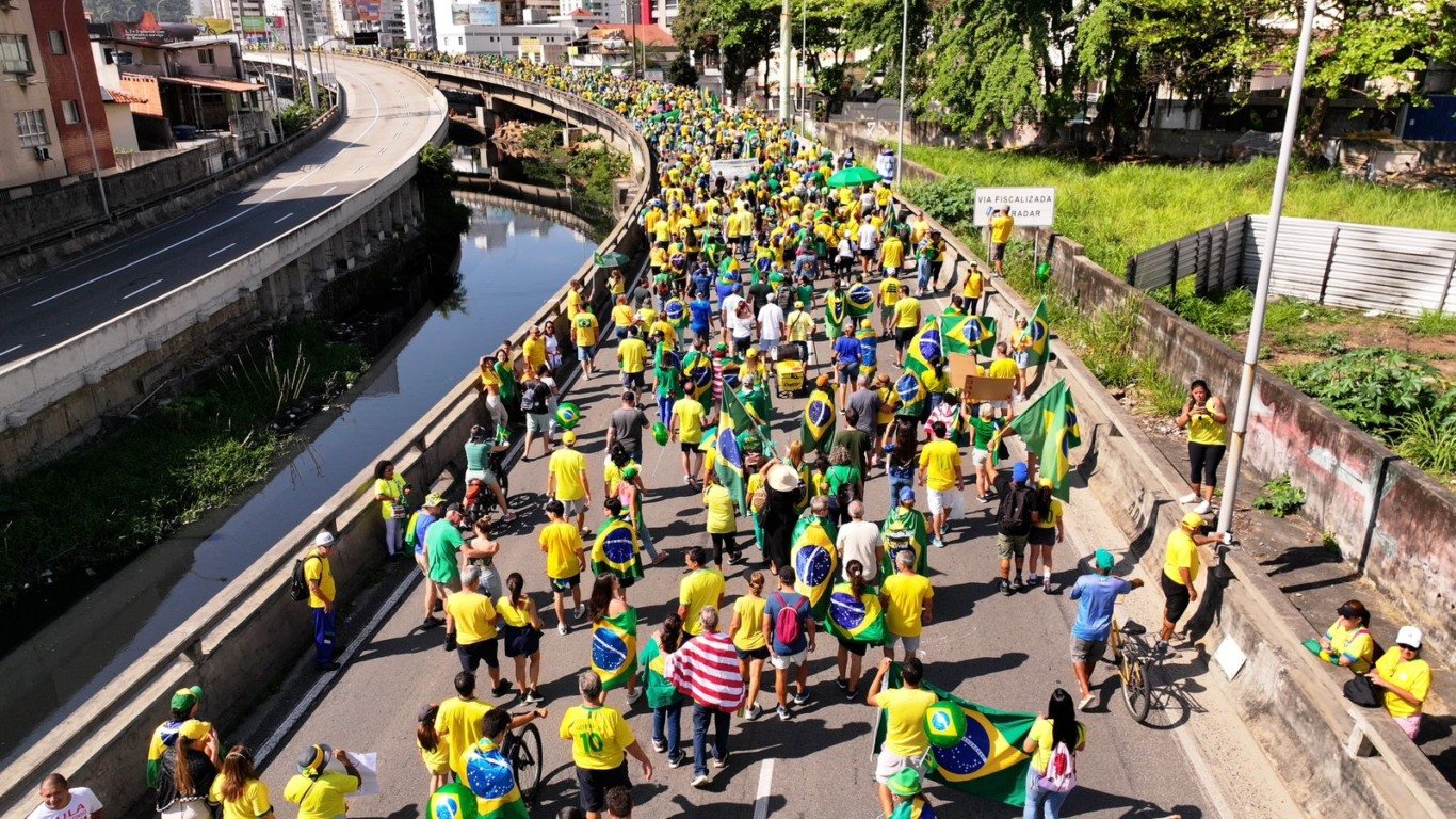 Apoiadores de Bolsonaro Protestam na Terceira Ponte em Ato que Pede Anistia e Impeachment de Moraes
