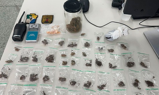 Ação policial no Jabotiana: Denúncia de violência doméstica leva à apreensão de drogas e materiais de tráfico